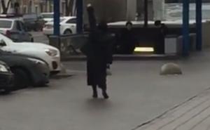 Horor na ulicama Moskve: Žena navodno drži odsječenu glavu djeteta i prijeti prolaznicima (VIDEO)