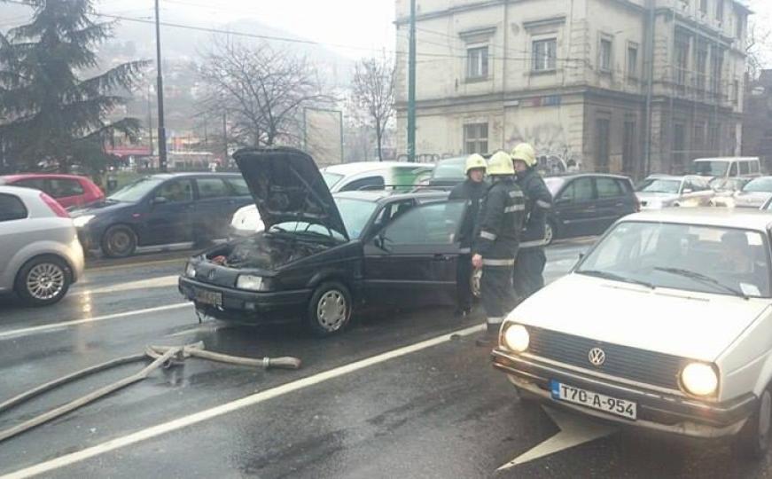 Sarajevo: Zapalio se automobil na raskrsnici na Skenderiji (FOTO+VIDEO)