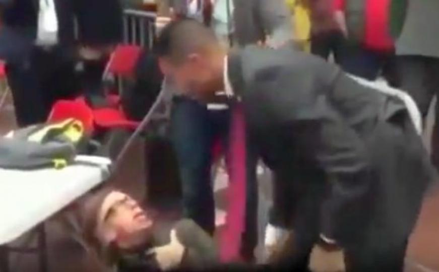 Haos na skupu Donalda Trumpa: Osiguranje izbacilo crne prosvjednike, srušili fotografa... (VIDEO)