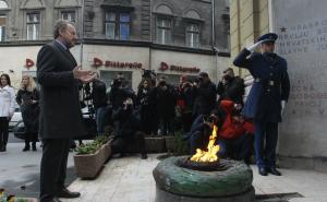 Praznik naše domovine: Brojne delegacije položile cvijeće ispred Vječne vatre (FOTO)