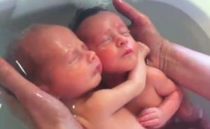 Zajedničko kupanje blizanaca (VIDEO)