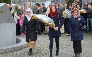 Dan nezavisnosti u Srebrenici: Djeca ne mogu izostajati s nastave, u Potočarima položeno cvijeće