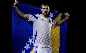 I Edin Džeko čestitao Dan nezavisnosti: Jednu domovinu imam, pod jednom zastavom igram