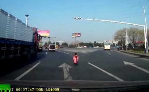 Nevjerovatno: Dvogodišnjak ispao iz kombija, vozač nije niti primijetio (VIDEO)