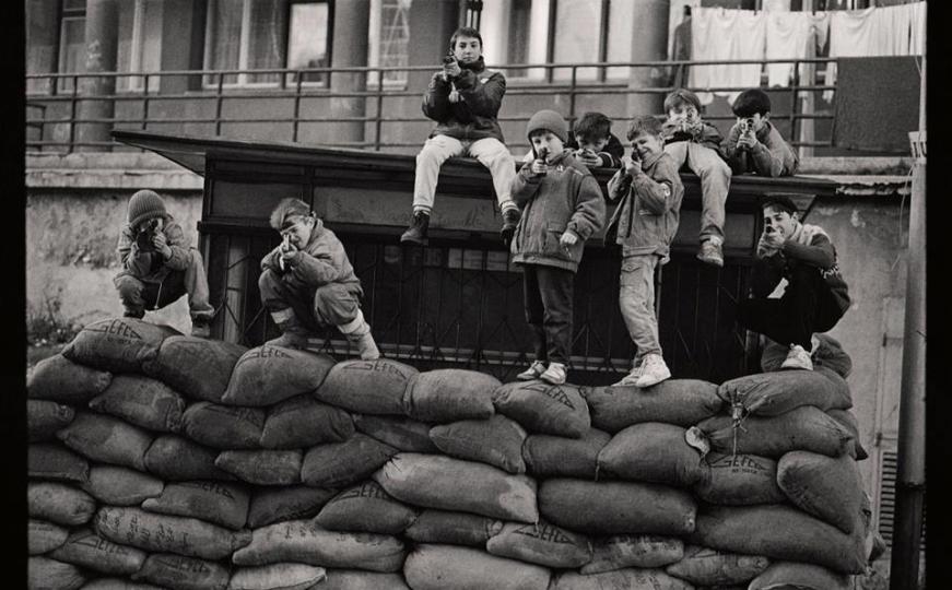 Djeca u ratu na fotografijama Strašnog: Izložba na koju se čekalo 20 godina (FOTO)
