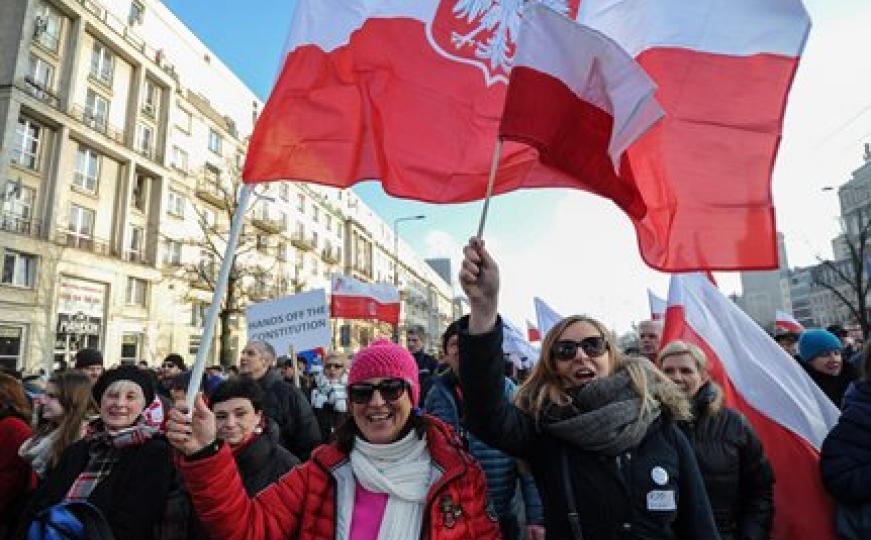 Protest žena u Varšavi: Traže pravo na abortus, veće plaće i pomoć države u podizanju djece