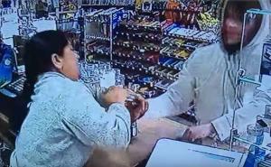 Prodavačica se golim rukama odbranila od naoružanog lopova (VIDEO)