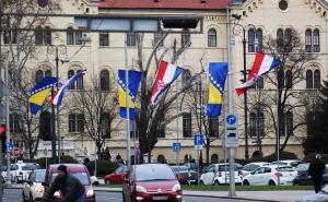 Uoči posjete članova Predsjedništva BiH: Razvijene zastave BiH u Zagrebu (FOTO)