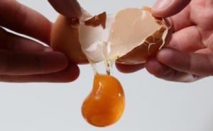 Šta znače one bijele mrlje na jajima? (VIDEO)