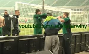 Vođa navijača Slaska skinuo dresove igračima nakon poraza od Zaglebia (VIDEO)