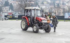 O čemu je riječ: U bh. gradovima postavljeni okovani traktori i šivaće mašine (FOTO)