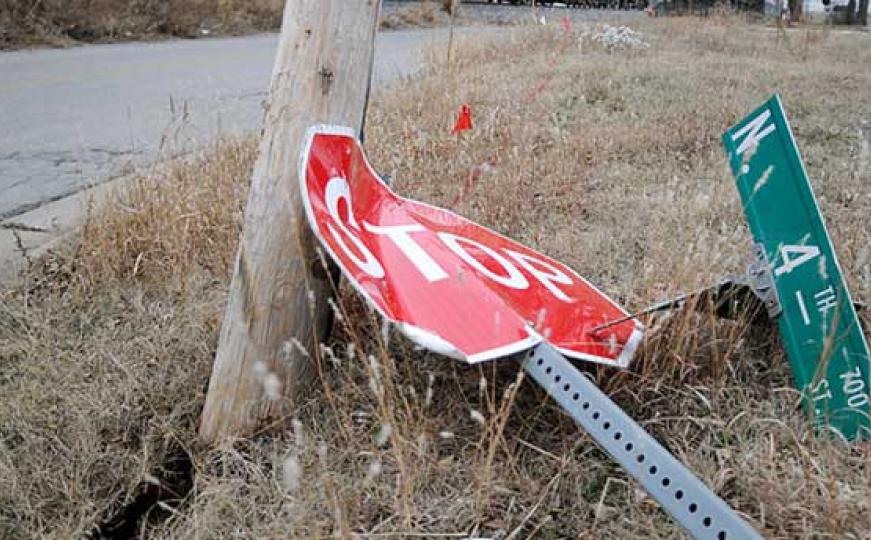 Banja Luka: Pijani muškarac uništavao saobraćajne znakove
