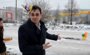 Samo u Rusiji: Priredili rođendansku zabavu za rupu na cesti (VIDEO)