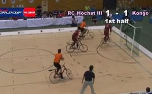 Oni igraju fudbal na biciklima i pravi su majstori (VIDEO) 