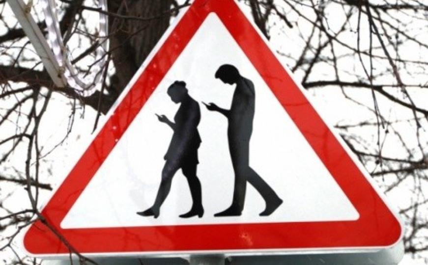 Novi saobraćajni znak u Moskvi: Oprez, idu pješaci sa pametnim telefonima!