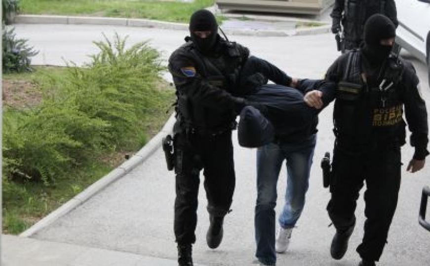 Sarajevo: Uhapšeni provalnici koji su probili zid u zgradi da bi opljačkali stan dilera droge
