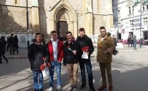 Mladići iz Kiseljaka obradovali dame u Sarajevu: Dijelili ručno rađene 3D origami ruže (FOTO)