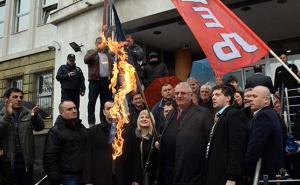 'Vašar' u Beogradu: Pogledajte kako Šešelj, uz pjesmu, zastave i aplauz, pali zastavu EU (VIDEO)