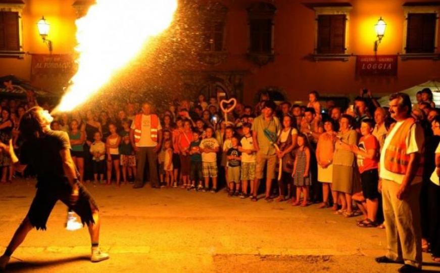 Ozbiljan konkurs za posao: Traži se gutač/ica vatre (FOTO) 