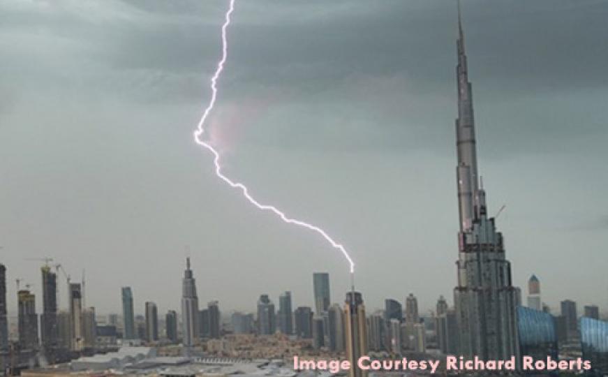 Da li ste ikada vidjeli da vjetar nosi aute po ulicama? Pogledajte jučerašnju oluju u Abu Dhabiju 