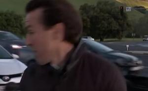 Kamerman spasio život TV reporteru usred javljanja uživo (VIDEO)