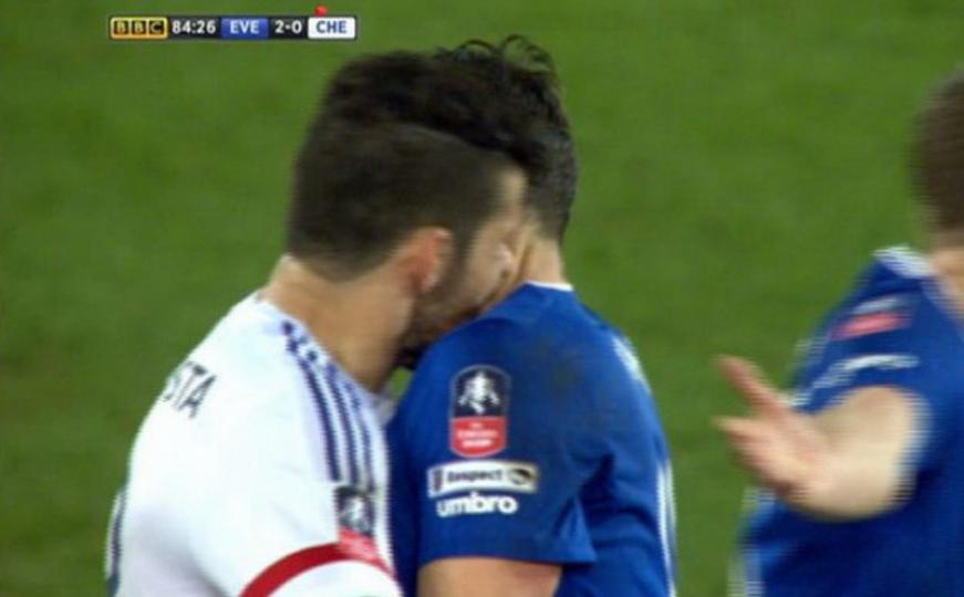 Tokom utakmice Chelsea - Everton: Diego Costa ugrizao Garetha Barryja