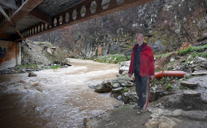 Napustio pećinu zbog straha od poplava: Žarko Hrgić napravio sebi kolibu od pruća (FOTO)