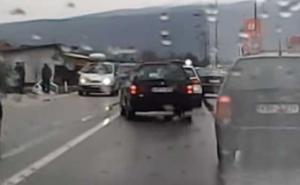 Pogledajte posljedice današnjeg sudara na Stupu: Automobil završio u kanalu (VIDEO)