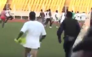 Navijači utrčali na teren i teško pretukli sudiju (VIDEO)