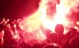 Bakljada i pjesma: Pogledajte kako su Tuzlaci dočekali fudbalere Slobode (FOTO+VIDEO)