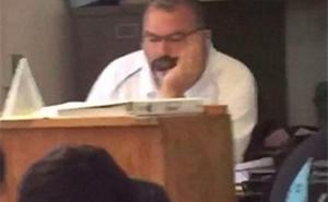 Nastavnik zaboravio ugasiti projektor, pred učenicima gledao golišave fotografije (VIDEO)