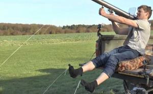 Bacač raketa iskoristio kako bi skinuo čarape (VIDEO)