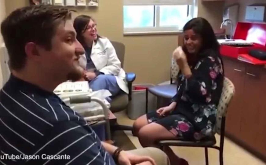 Emotivno: Nakon što je djevojka dobila čulo sluha, uslijedilo je pitanje njenog momka... (VIDEO)
