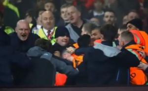 Tuča navijača Manchester Uniteda i Liverpoola na Old Traffordu (VIDEO)
