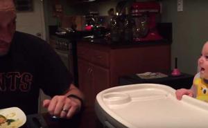 Beba uživa da gleda svoga tatu kako jede (VIDEO)