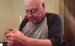 Najtužnija fotografija: Reakcija djeda kada shvati da unučad neće doći na večeru