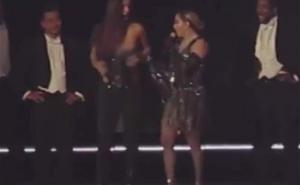 Madonna na sceni otkrila grudi obožavateljice (VIDEO)