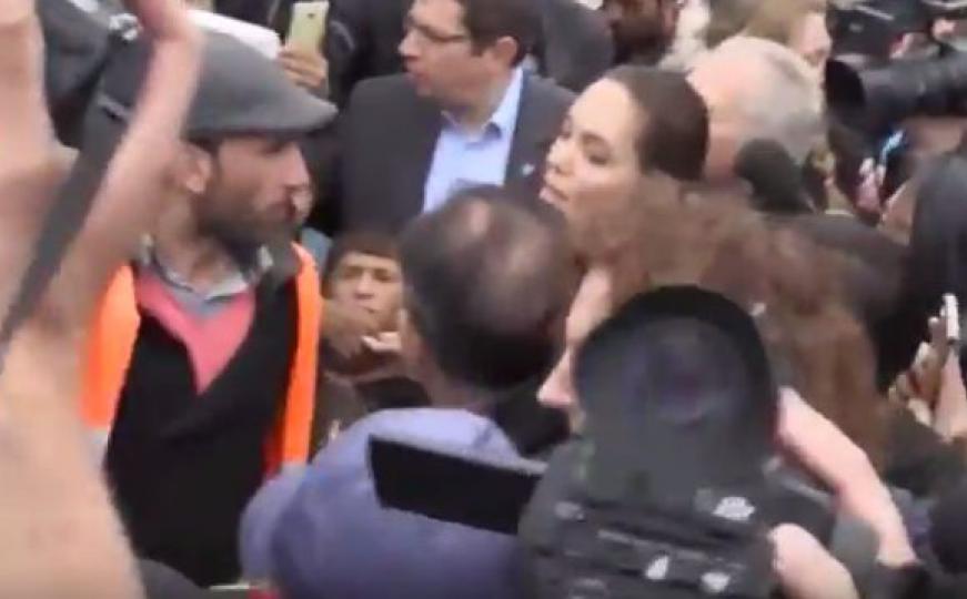 Posjeta izbjegličkom kampu: Angelinu Jolie zamalo pregazila masa ljudi (VIDEO)