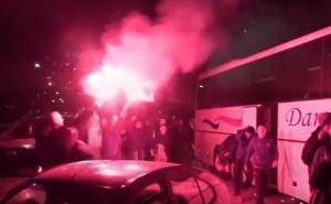 Pogledajte kako su Manijaci sinoć dočekali fudbalere Želje na Grbavici (VIDEO)