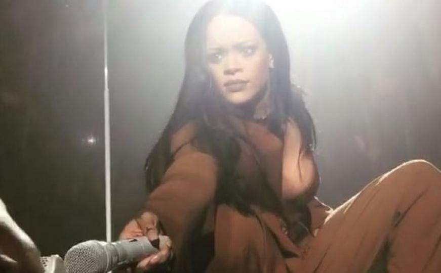 Rihanna pružila mikrofon obožavatelju, mladić je oduševio glasom (VIDEO)