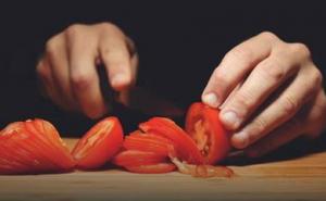 Može li vas opustiti ova popularna 'paradajz terapija'? (VIDEO)