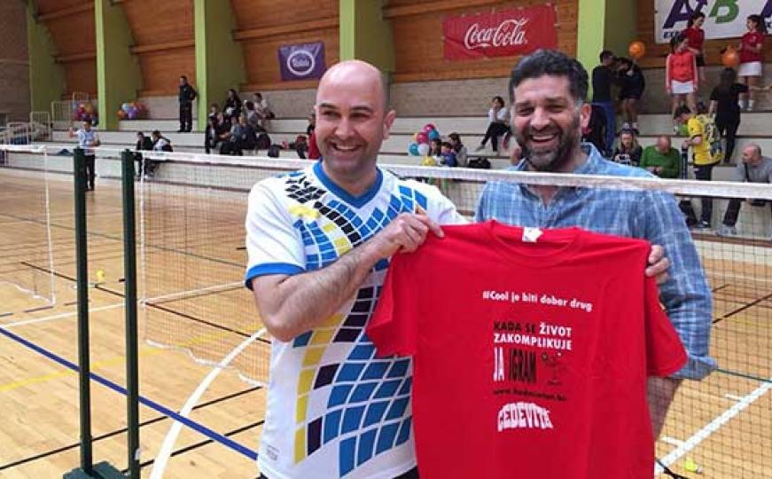 #Cool je biti dobar drug: I Danis Tanović se 'zarazio' badmintonom (FOTO)