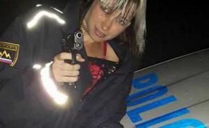 Policajac dobio otkaz jer je svojoj djevojci dopustio fotografiranje s pištoljem