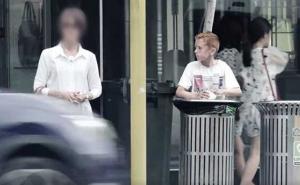 Socijalni eksperiment: Prolaznici ignorisali dječaka koji je jeo iz kante za smeće (VIDEO)