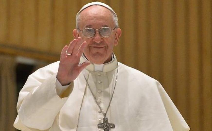Papa Franjo šokirao konzervativce: Na Veliki četvrtak prat će noge izbjeglim muslimanima