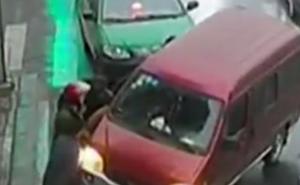 Kombijem udario 16-godišnjakinju, prolaznici podiglo vozilo i spasili je (VIDEO)