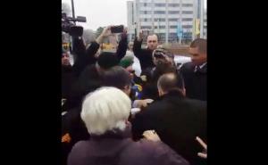 U Haagu uhapšena Florence Hartmann, od policije je pokušali zaštititi građani BiH (VIDEO)