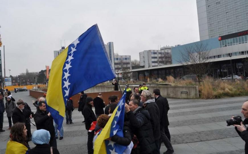 300 Bosanaca i Hercegovaca ispred Tribunala: Da se više nikada ne desi genocid (FOTO)