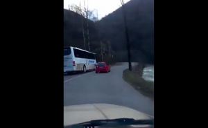 Vožnja autobusa i nenormalno preticanje na bh. način (VIDEO)