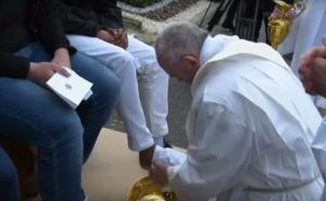 Veliki četvrtak: Papa Franjo prao i ljubio noge izbjeglicama (VIDEO)
